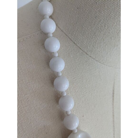 Vintage Chunky White Milk Bead Necklace - Picture 3 of 5